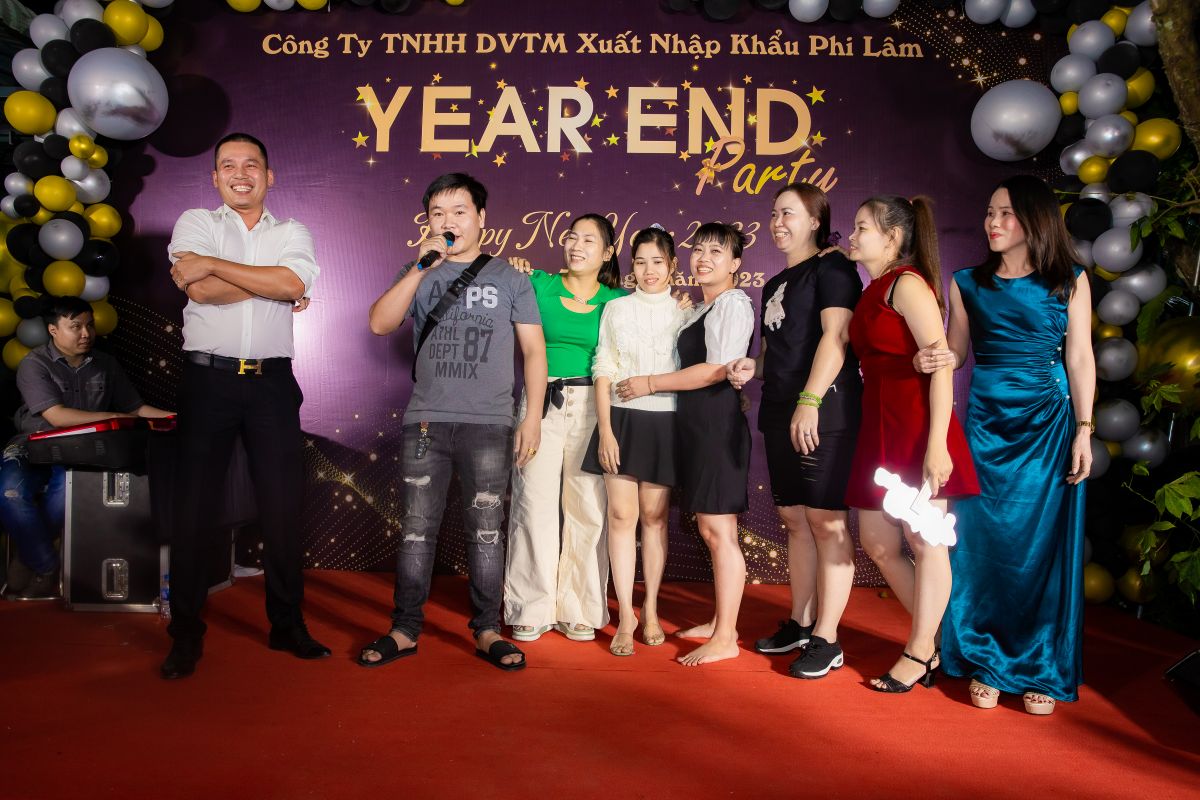 Đại diện 1 nhân viên nam gửi những lời chúc trên sân khấu