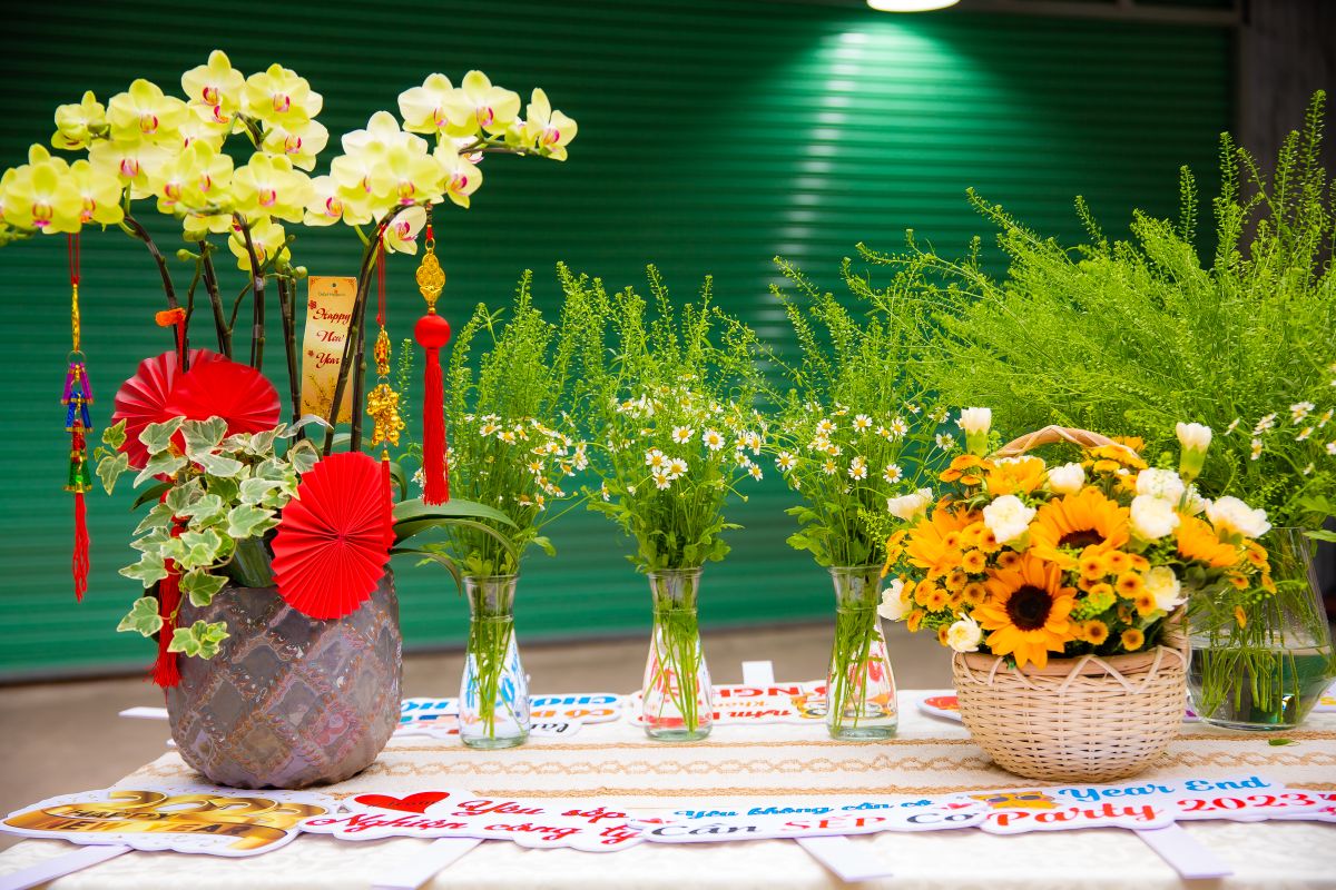 bàn gallery để hash tag cùng chậu bông đẹp