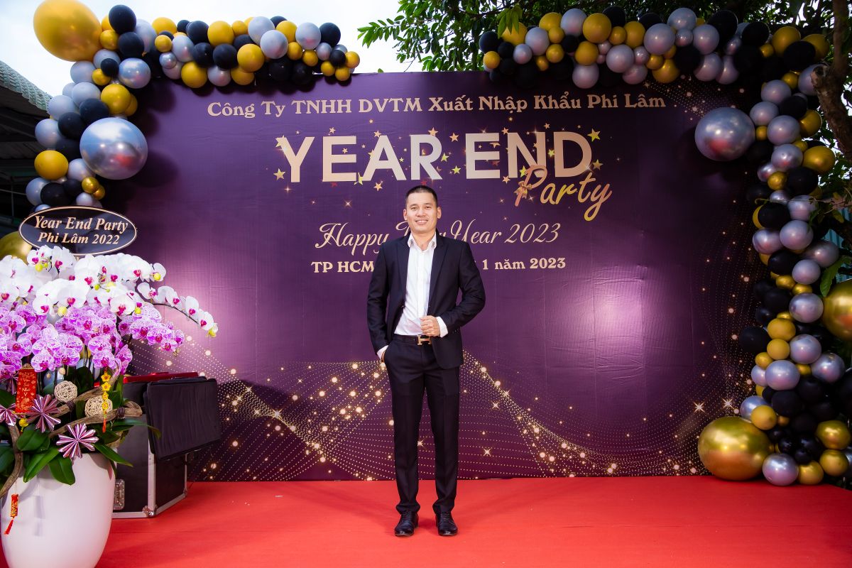 Giám đốc công ty XNK Phi Lâm chụp hình trên sân khấu