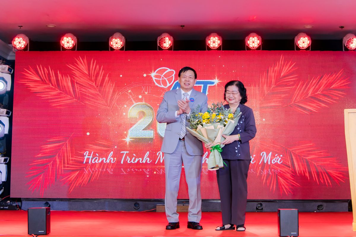 Tặng hoa tri ân cho khách mời đặc biệt trên sân khấu