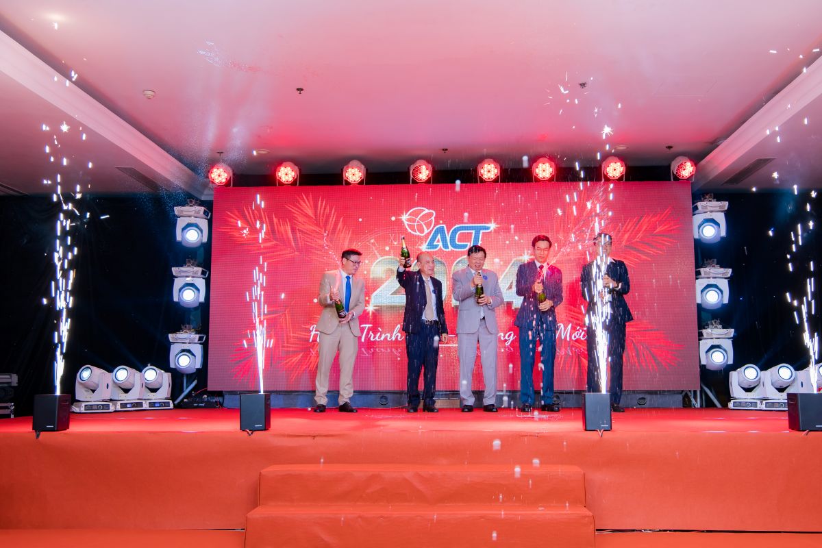 Đội ngũ BOD khui champaign khai mạc chương trình