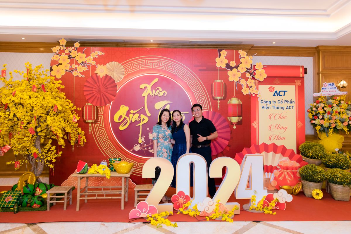 khách mời (1 nam, 2 nữ) chụp hình kỷ niệm tại photo booth