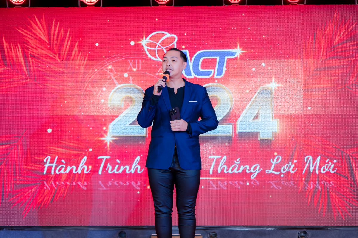 MC trên sân khấu trong đêm tiệc tất niên ACT