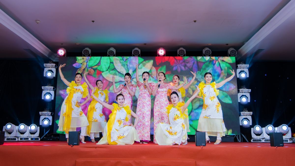 tiết mục múa hát thứ 2 trong đêm tiệc