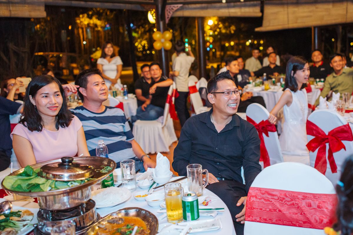 Khách mời tươi cười với màn biểu diễn trên sân khấu