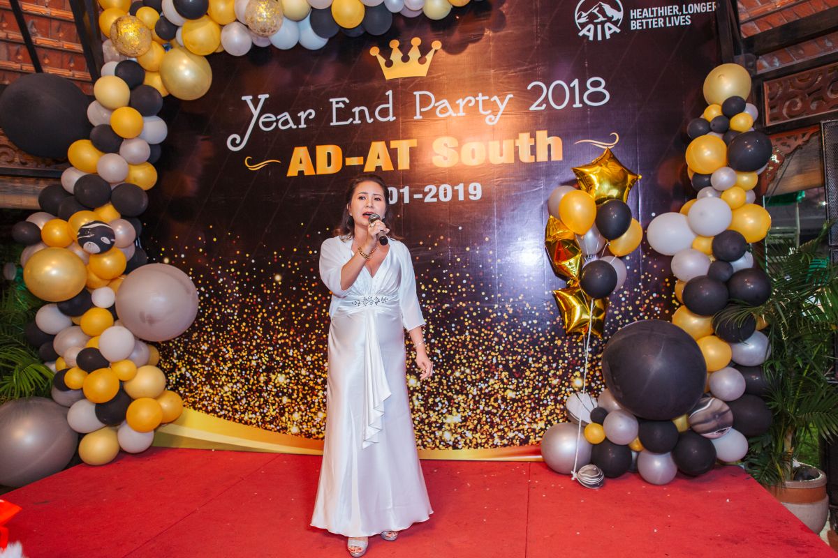 Đại điện công ty lên phát biểu trên sân khấu