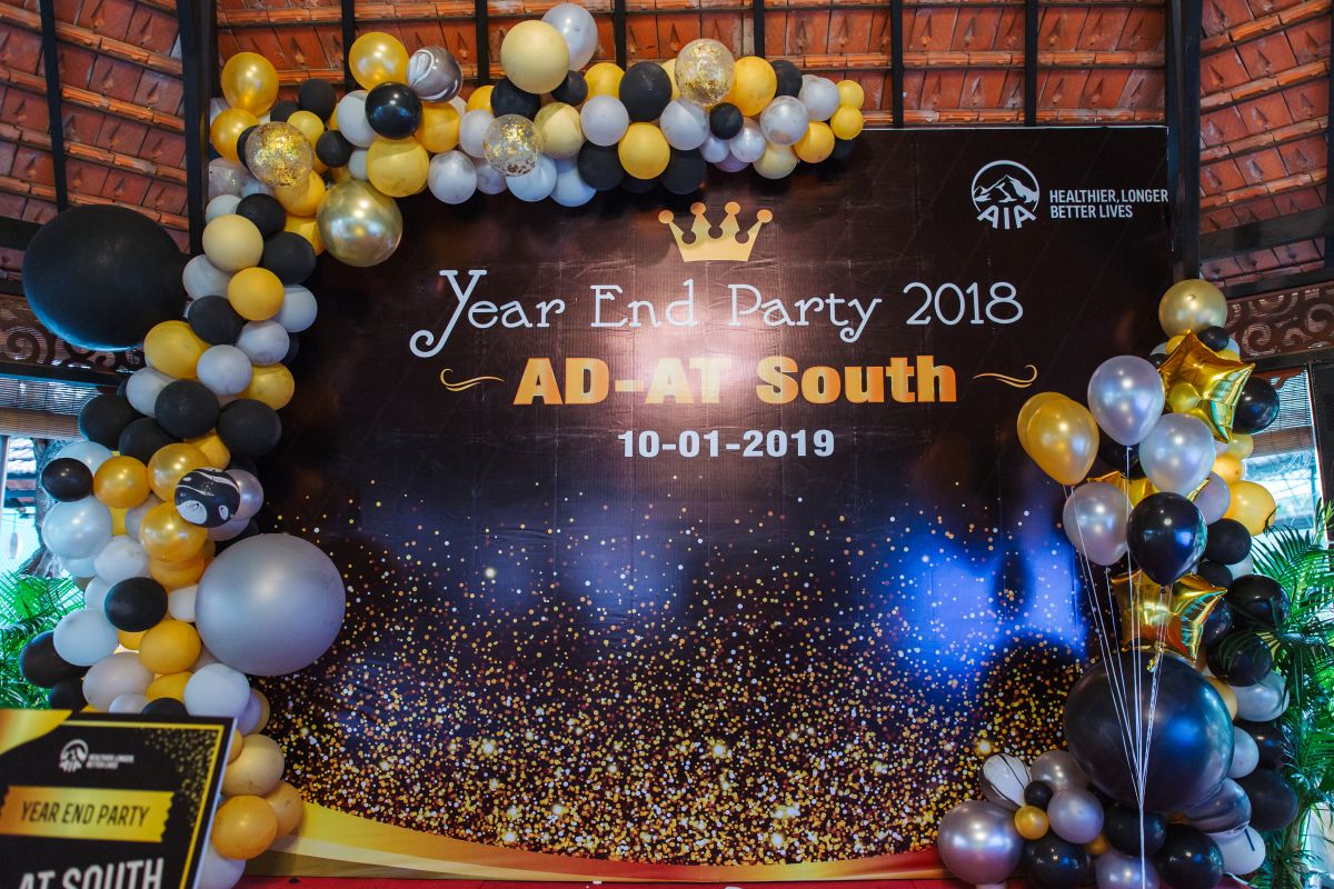 Background sân khấu Year End Party AD-AT South rực rỡ sắc vàng đen