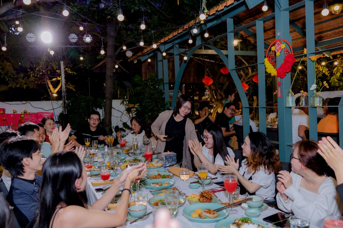 Các nhân viên vô tay chúc mừng khi 1 nhân viên nữ được mời lên sân khấu để nhận phần thưởng