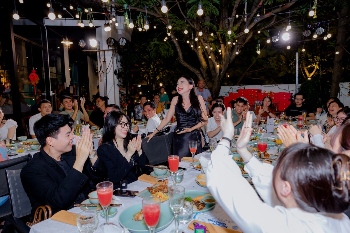 Nhân viên hào hứng vỗ tay chúc mừng cho nhân viên được nhận giải thưởng của công ty