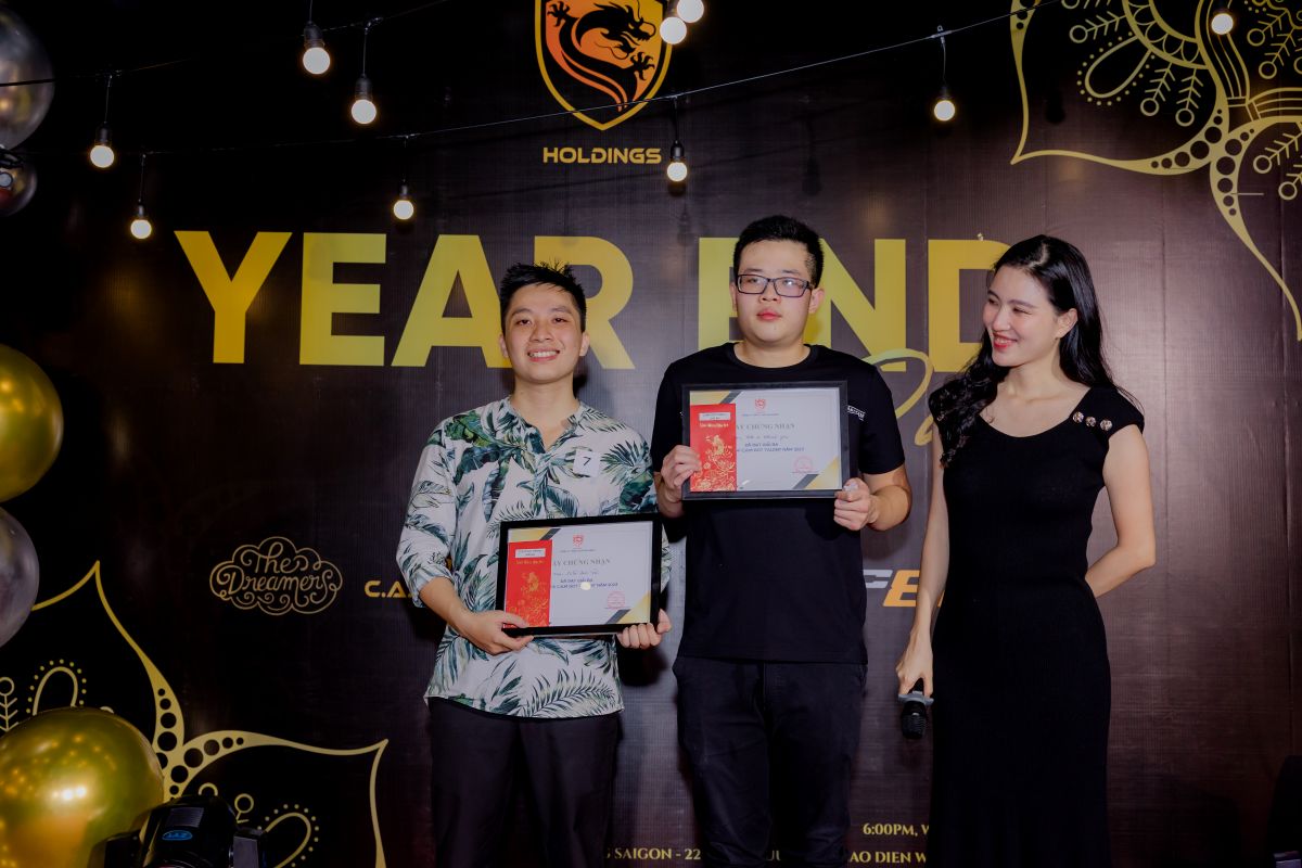 2 nhân viên nam nhận giải thưởng trên sân khấu