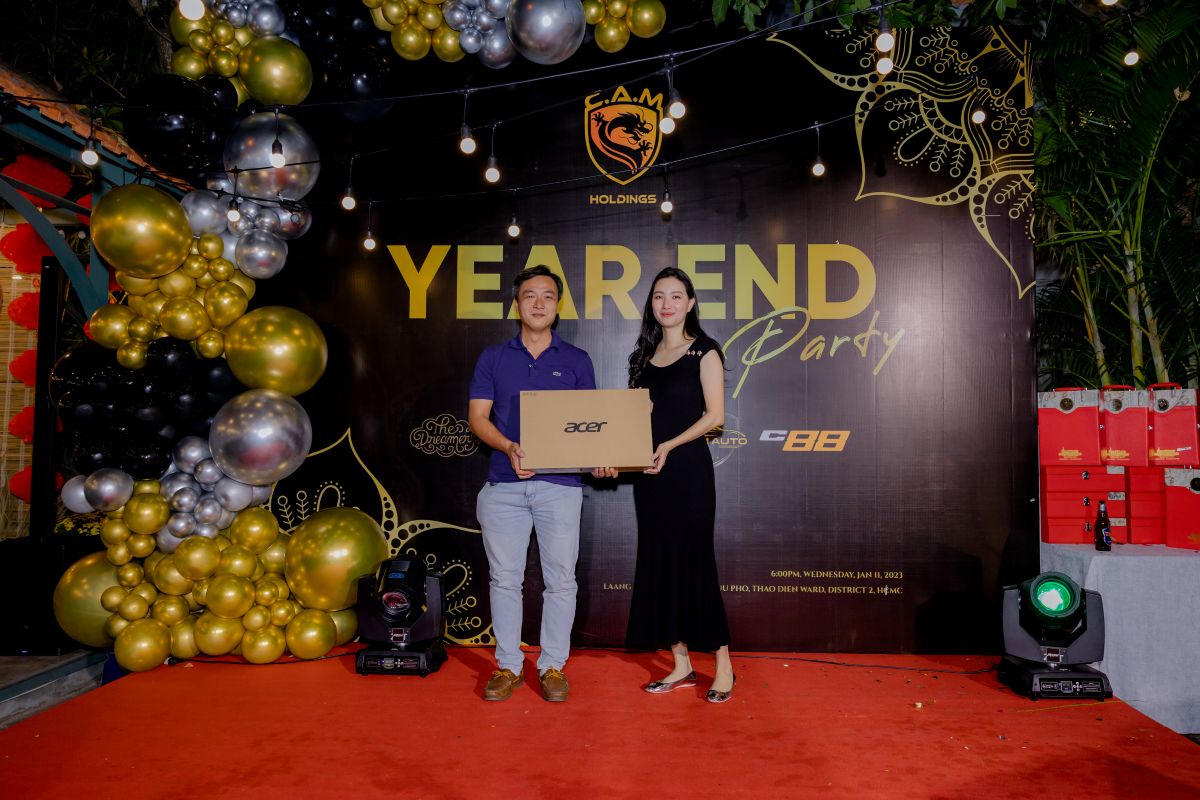 giám đốc công ty trao giải thưởng là một một chiếc màn hình máy tính hiệu Acer