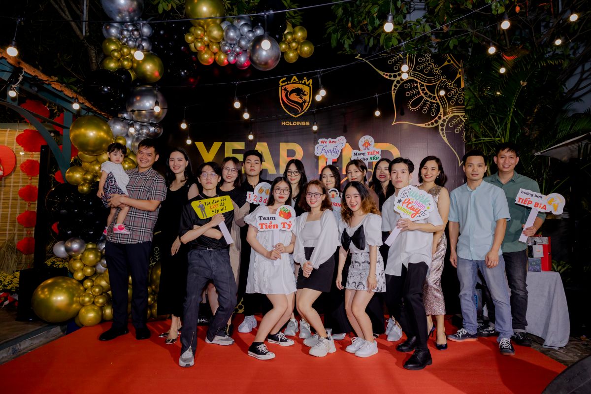 các nhân viên nam và nữ check in trên sân khấu