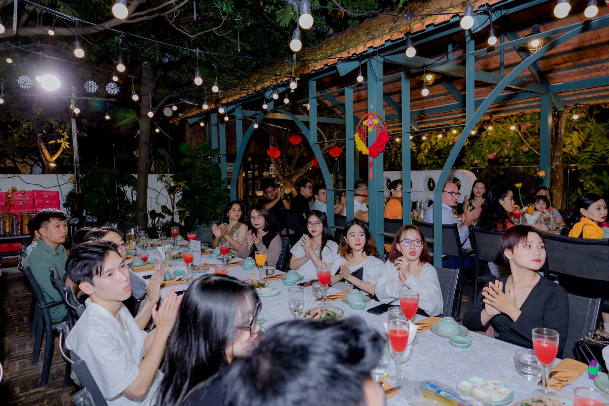 các nhân viên vỗ tay khi đại diện ban lãnh đạo phát biểu