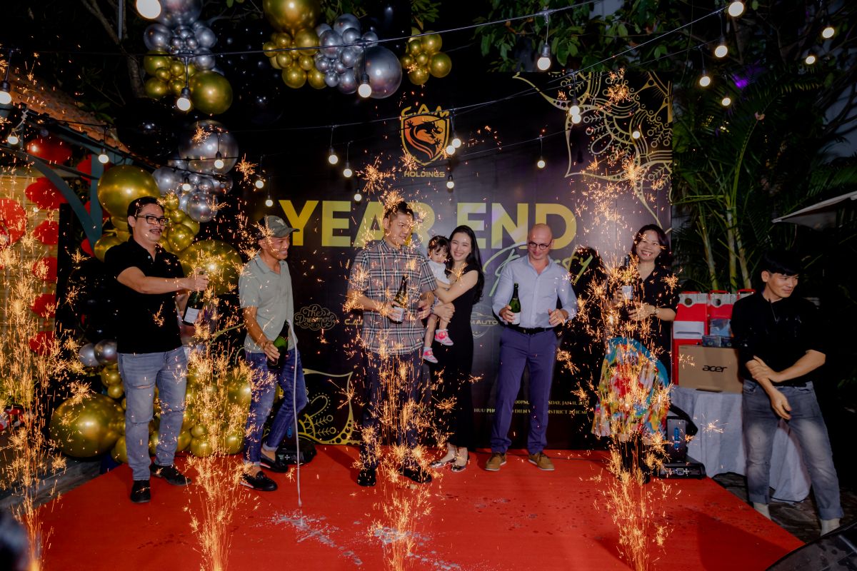 Ban lãnh đạo khui champaign khai tiệc trên sân khấu