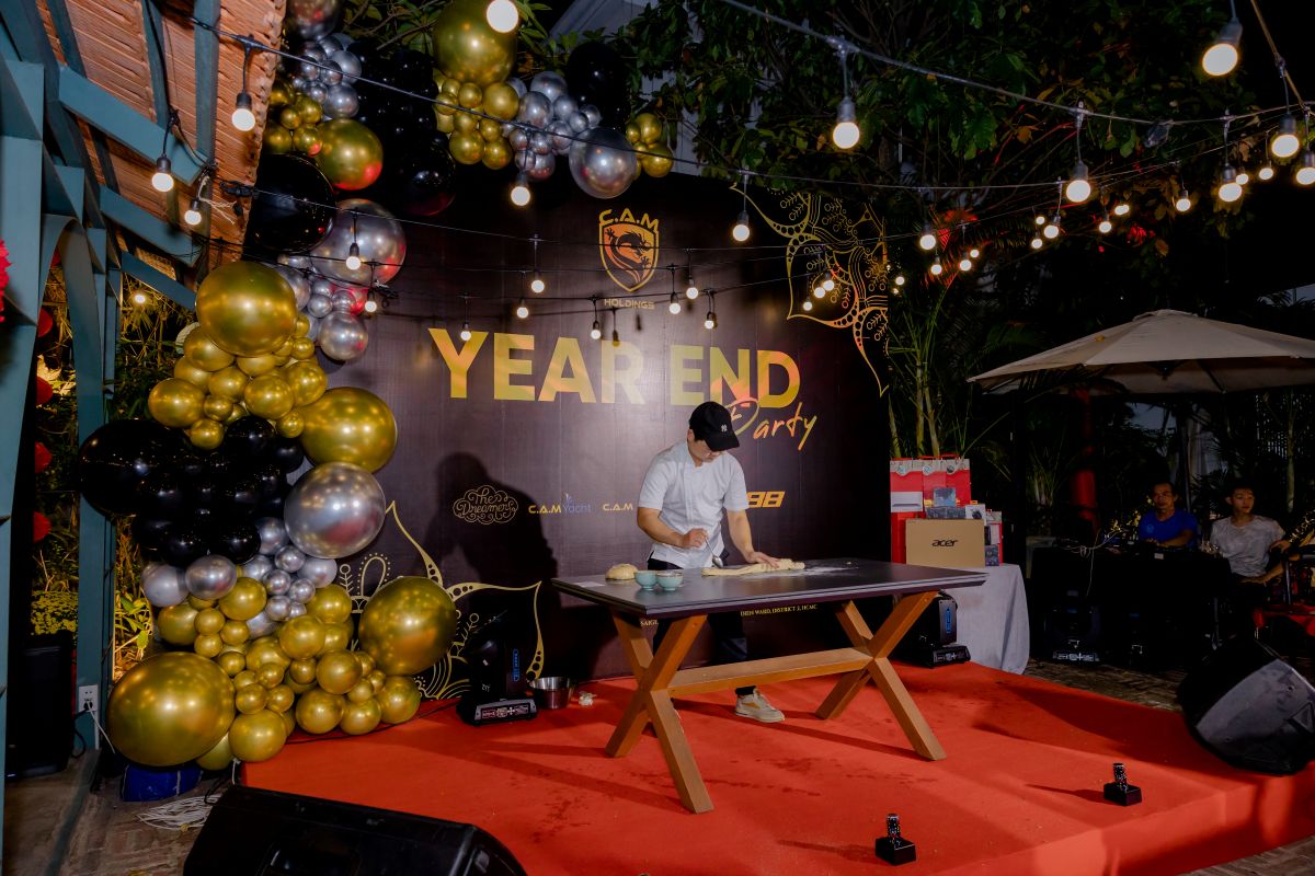 nghệ nhân biểu diễn làm mỳ trên sân khấu