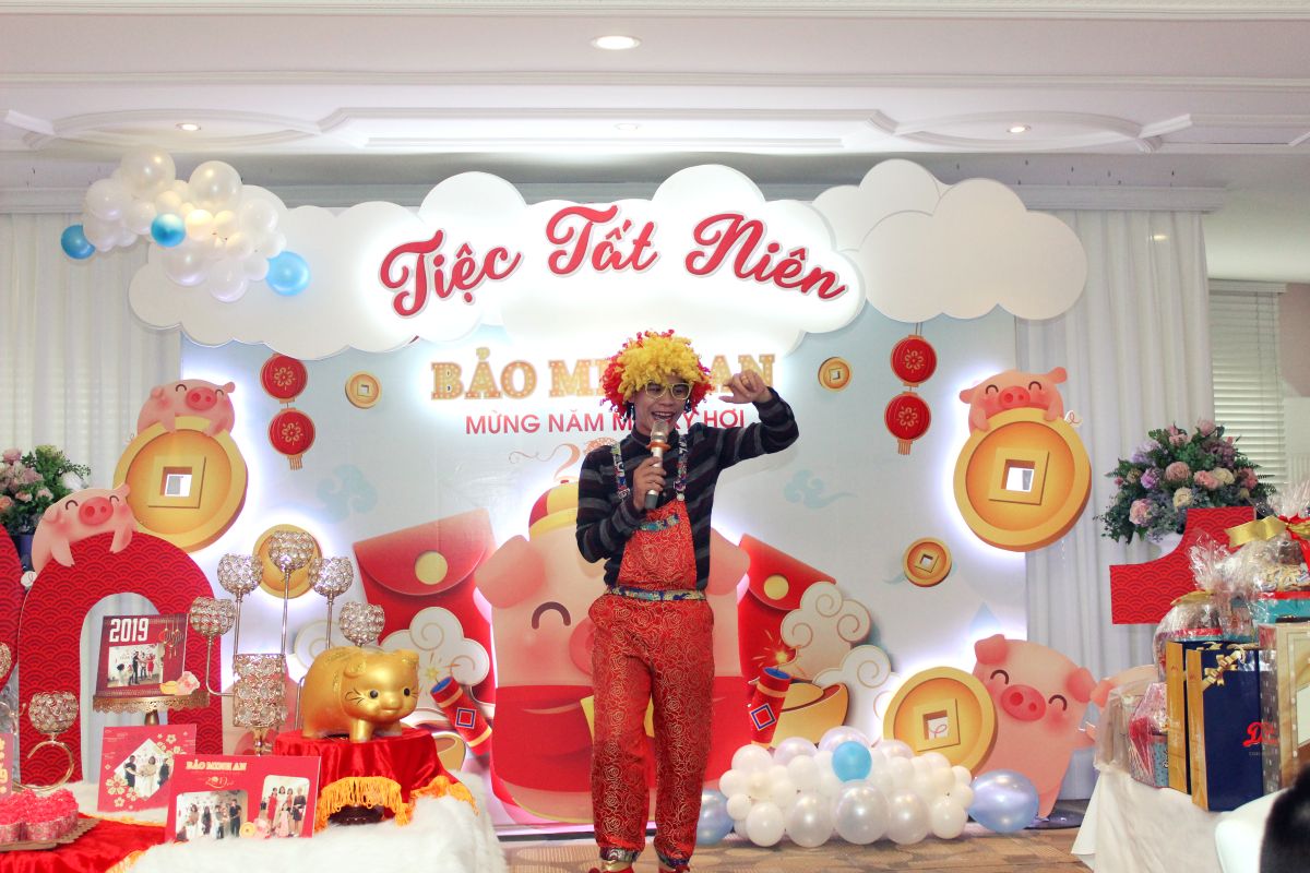 Chú hề MC dẫn chương trình trên sân khấu