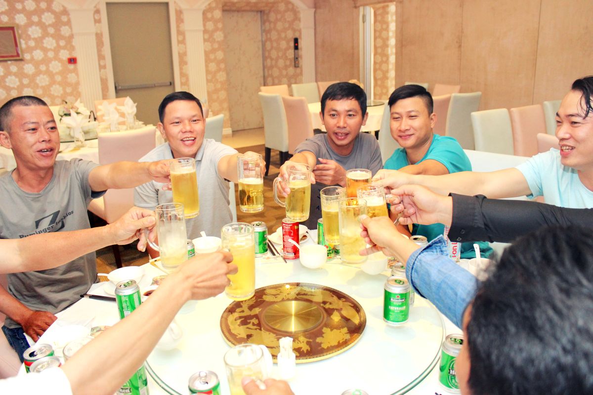 nhân sự Bảo Minh An nâng ly chúc mừng tại bàn tiệc