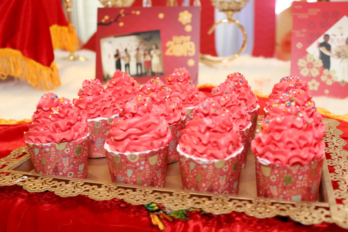 Cup cake mang sắc màu đỏ được đặt trên bàn gallery
