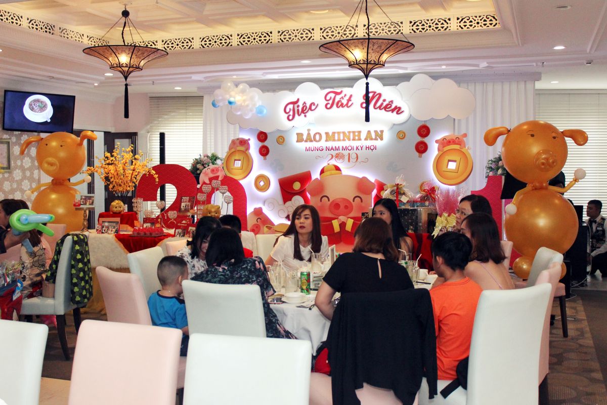 bàn tiệc tất niên của nhân viên Bảo Minh An đang quây quần cùng các con của họ