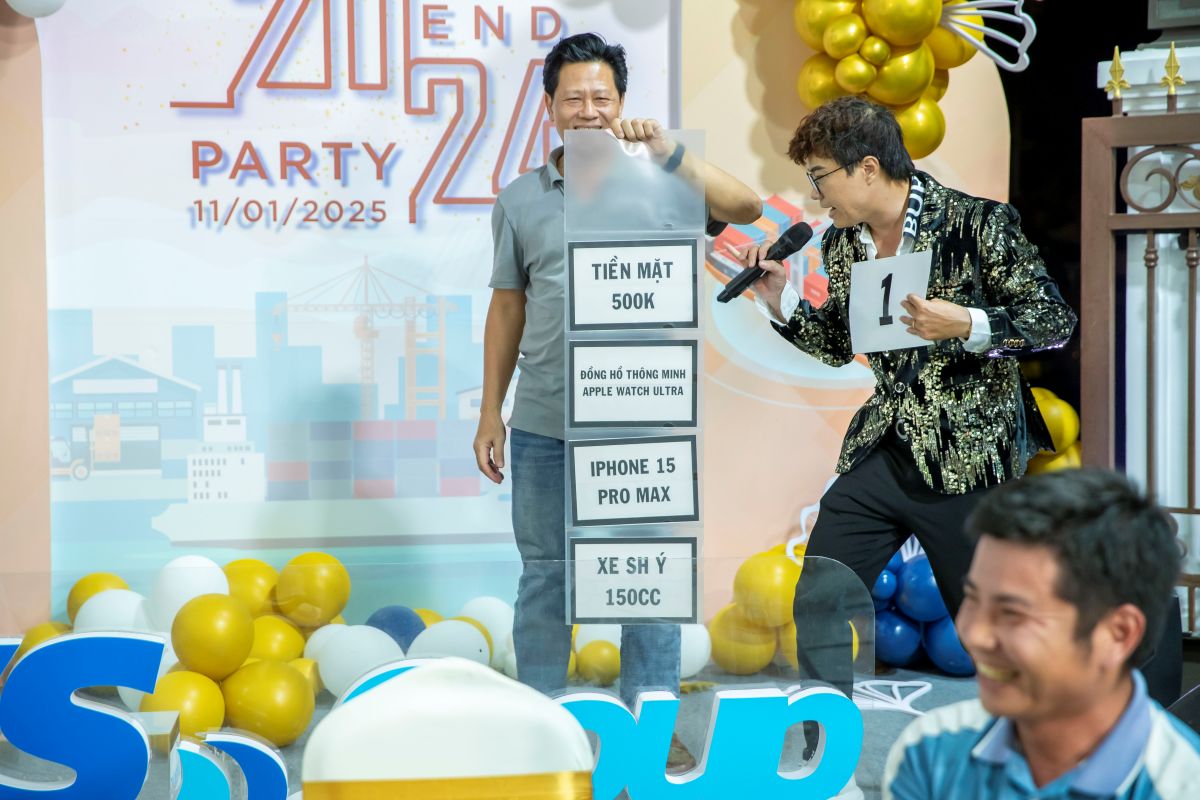 các phần thưởng dành cho người may mắn trong đêm tiệc tất niên HVS Group