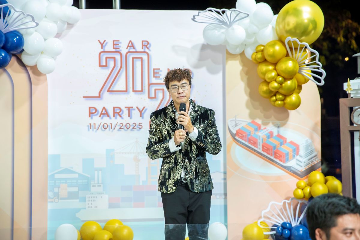 MC dẫn chương trình trên sân khấu