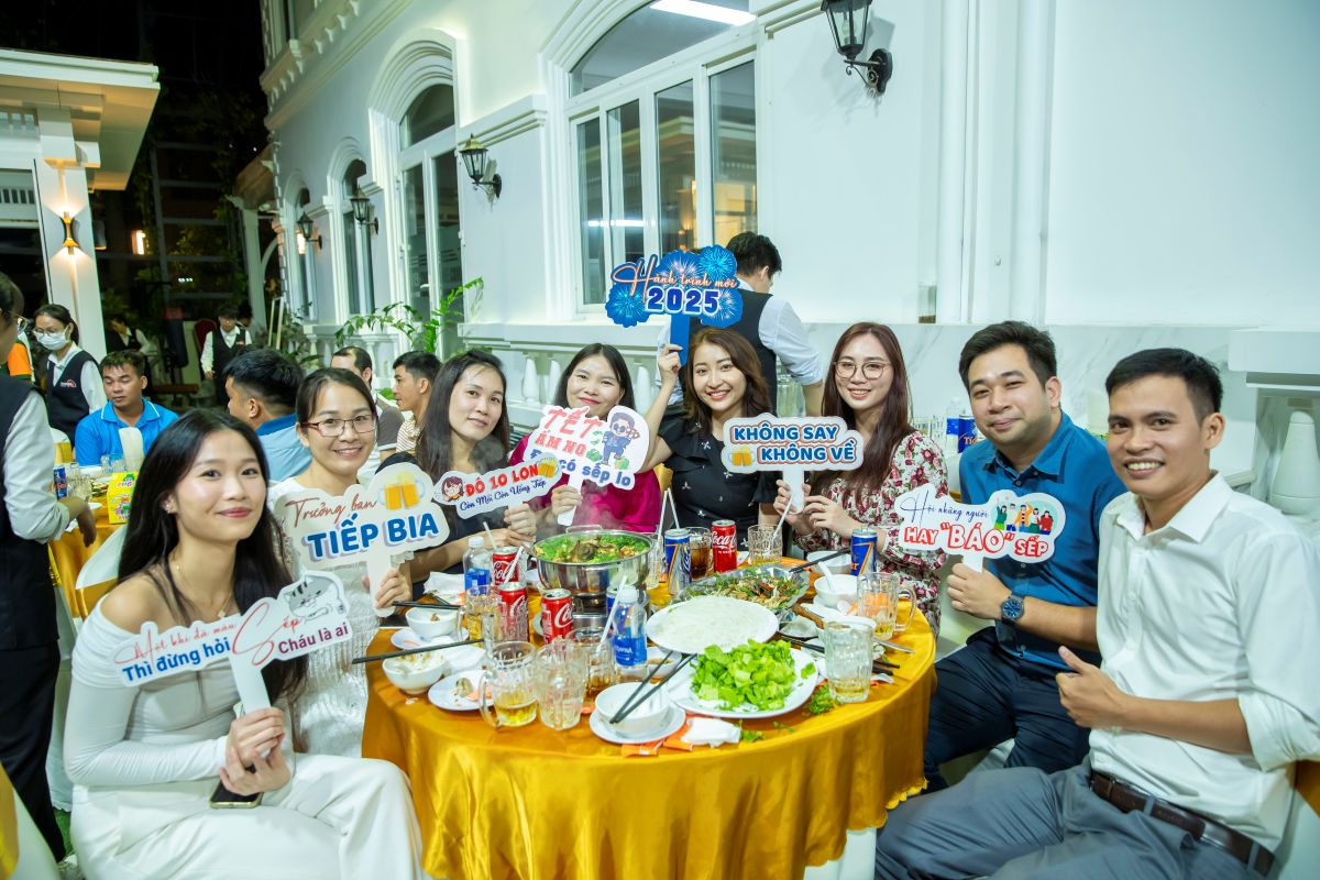 nhân viên HVS chụp hình tại bàn tiệc