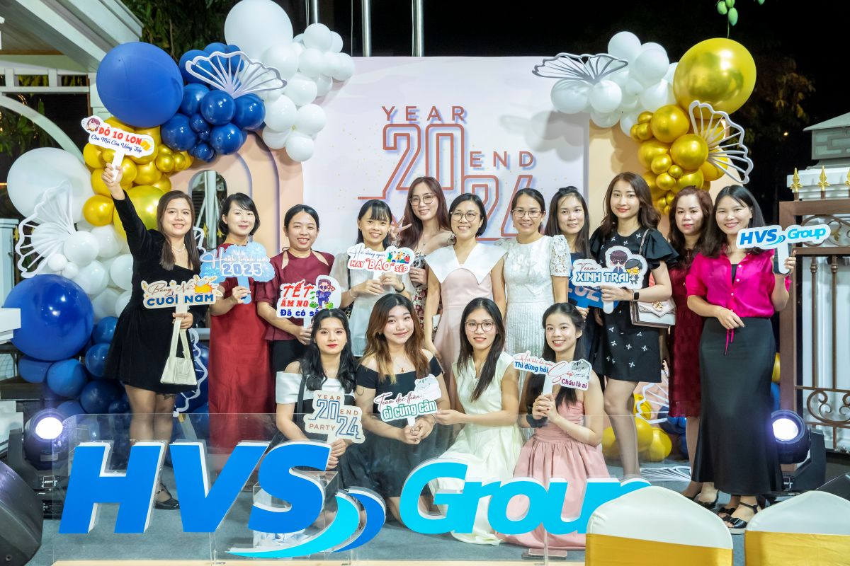 nhóm nhân viên nữ chụp hình trên sân khấu