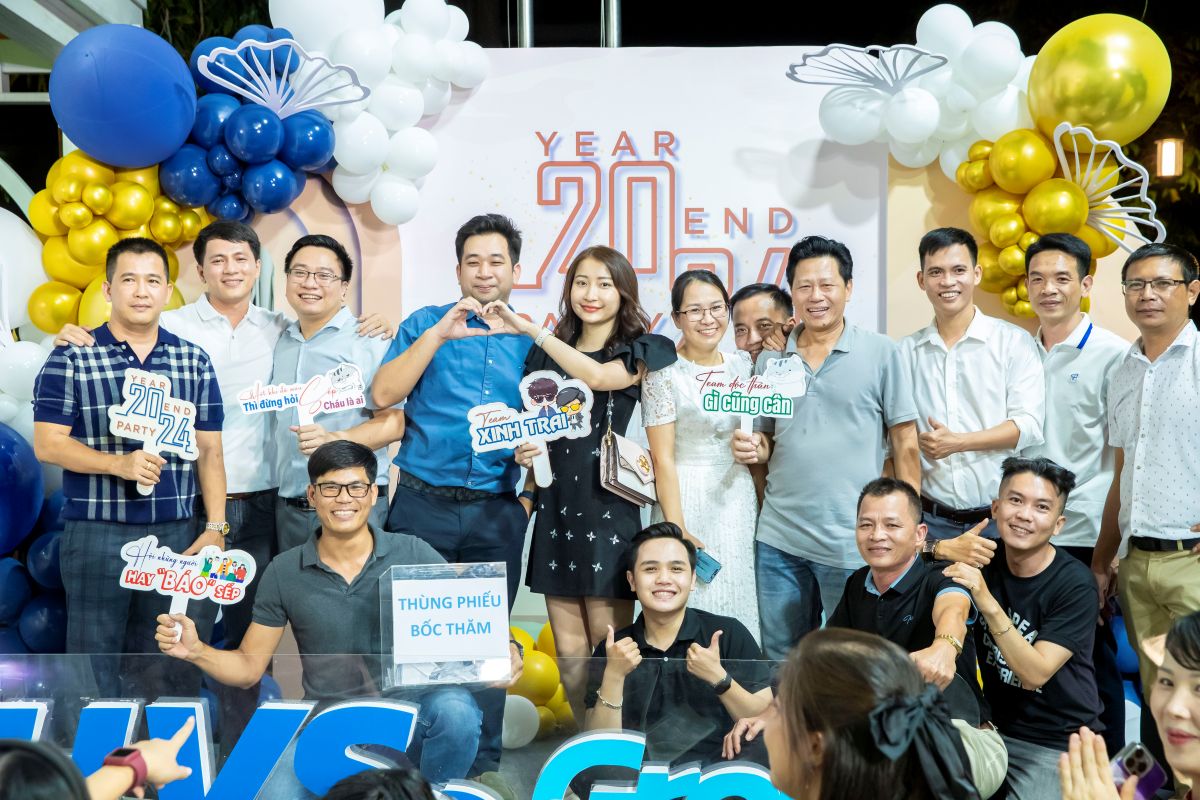 nhóm nhân viên chụp hình trên sân khấu