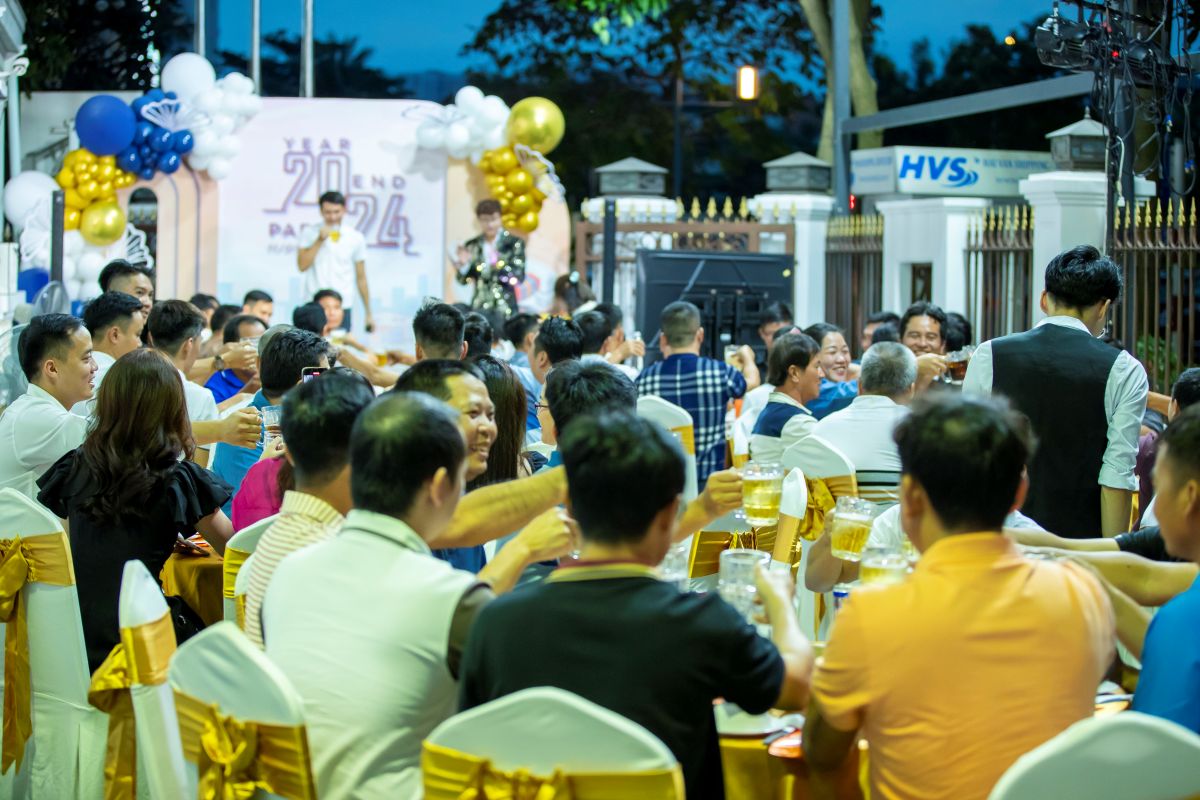Toàn thể nhân viên HVS cùng nhau nâng ly chức mừng buổi tiệc