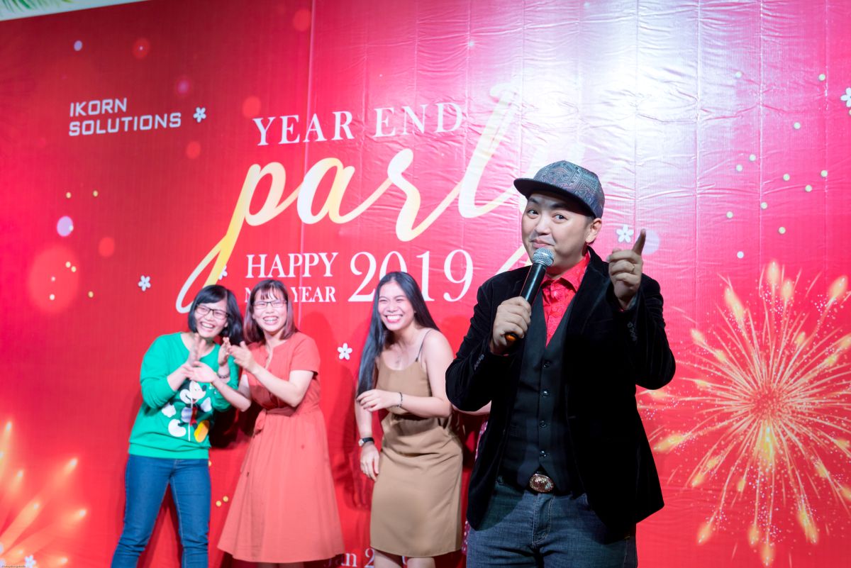 3 nhân viên nữ tham gia vào trò chơi trên sân khấu dưới sự dẫn dắt của MC