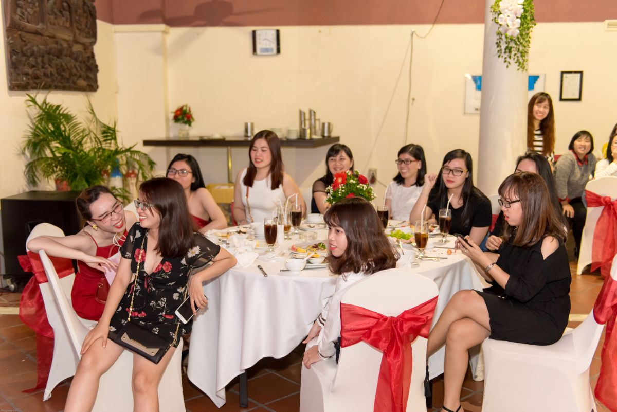 các nhân viên hào hứng với buổi tiệc tất niên