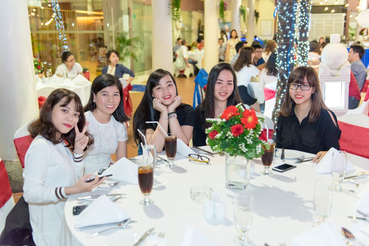 nhóm nhân viên nữ khác trong buổi tiệc tất niên của Ikorn Solutions