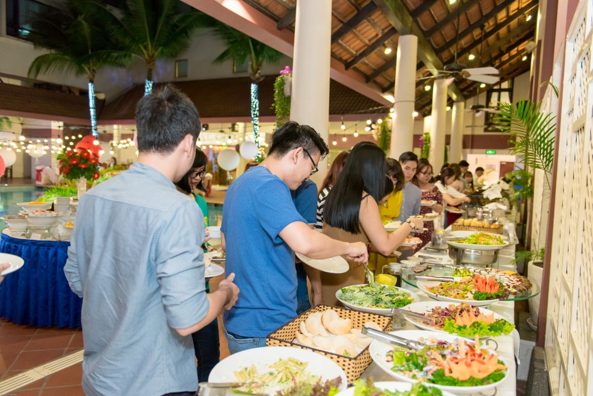nhân viên đi lấy thức ăn tại quầy trong buổi tiệc tất niên buffet của Ikorn Solutions