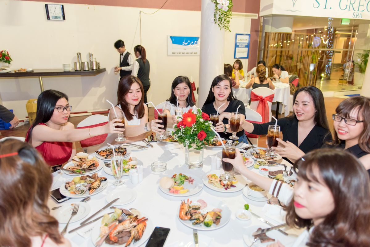 nhóm nhân viên nữ nâng ly chúc mừng 