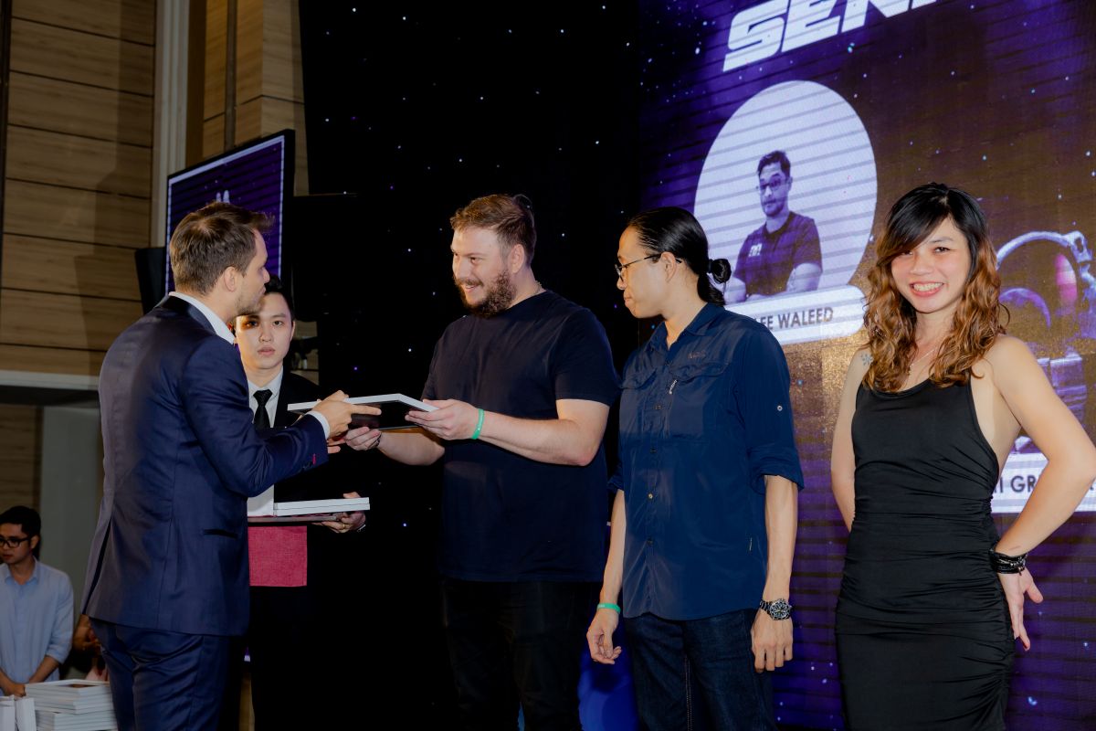 Đại diện ban lãnh đạo trao bằng khen cho những nhân sự có thành tích cao trong năm