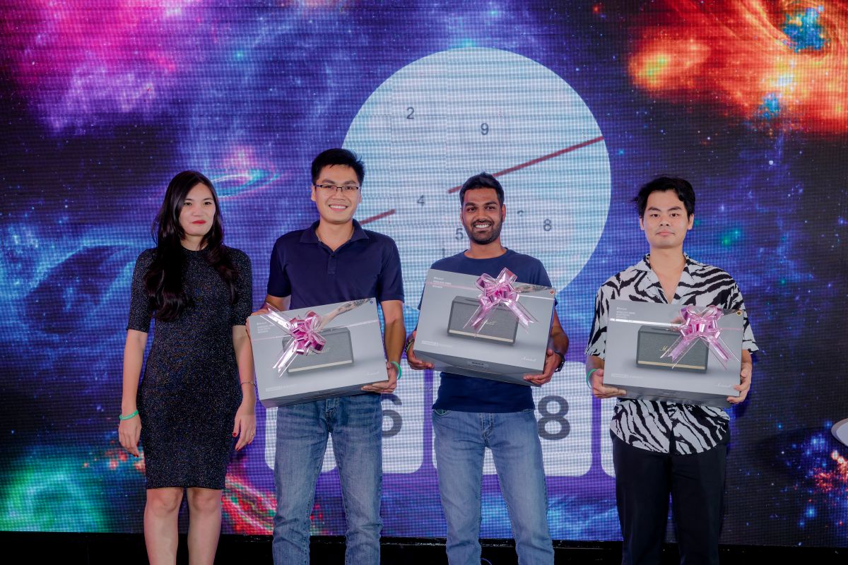 3 nhân viên nam được nhận quà tặng ý nghĩa trên sân khấu