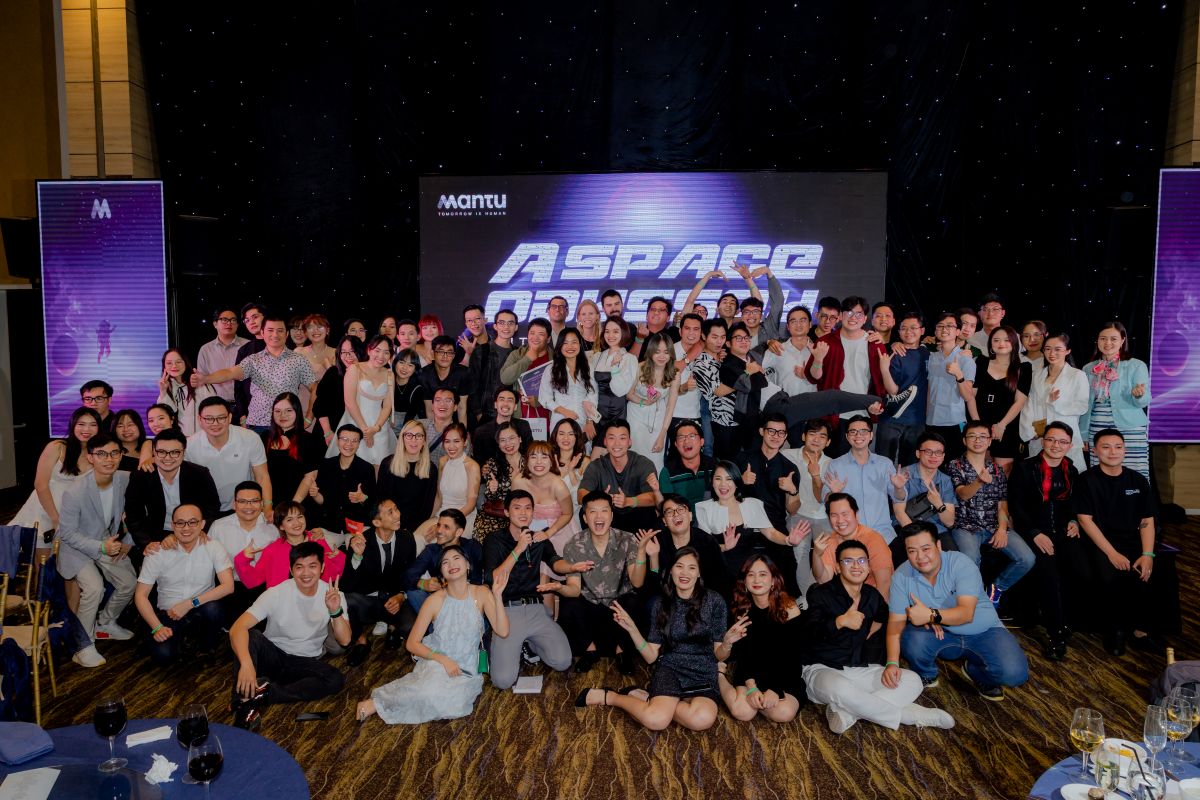 tập thể đội ngũ nhân và ban lãnh đạo của Mantu chụp hình kỷ niệm trên sân khấu, khép lại một đêm tiệc tất niên đầy ý nghĩa