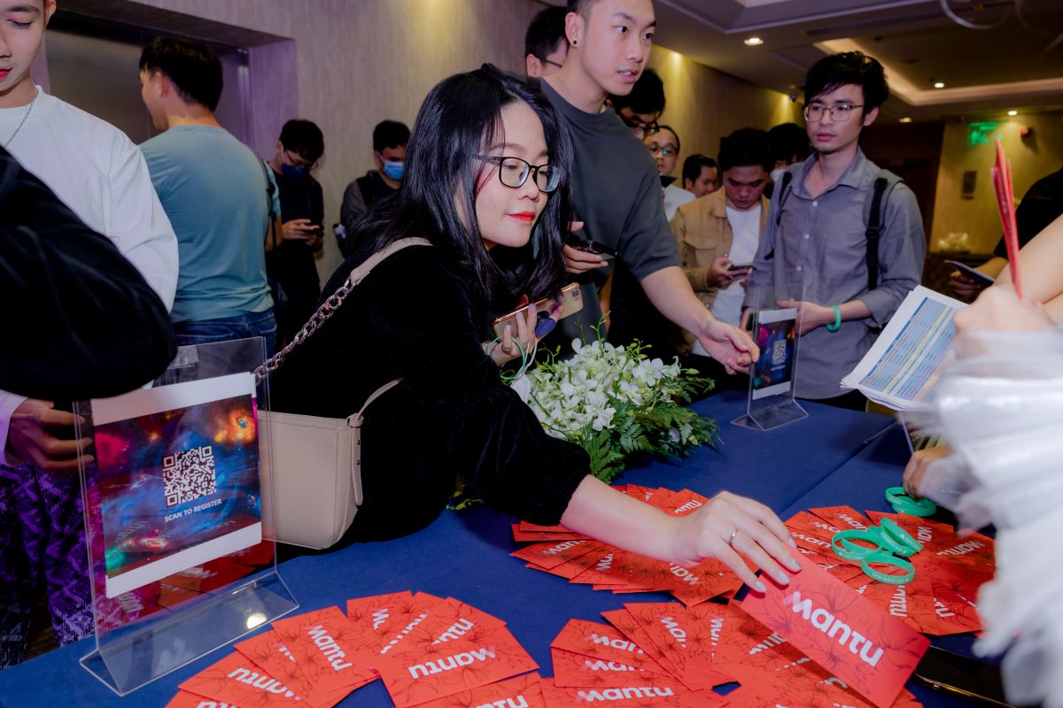 các khách mời bốc những lá thăm khi bước vào buổi tiệc