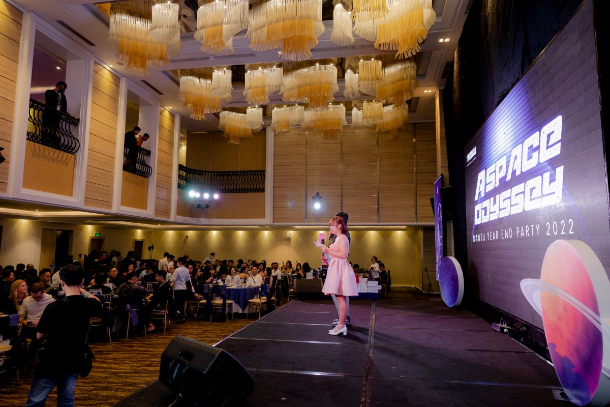 2 MC đang dẫn chương trình trên sân khấu