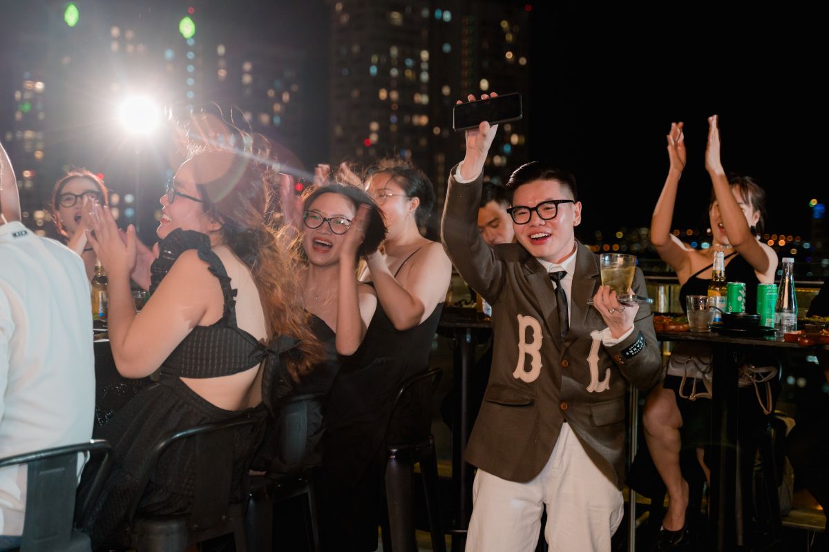 nhân viên hào hứng về phần thi king & queen trong đêm tiệc tất niên của Morra