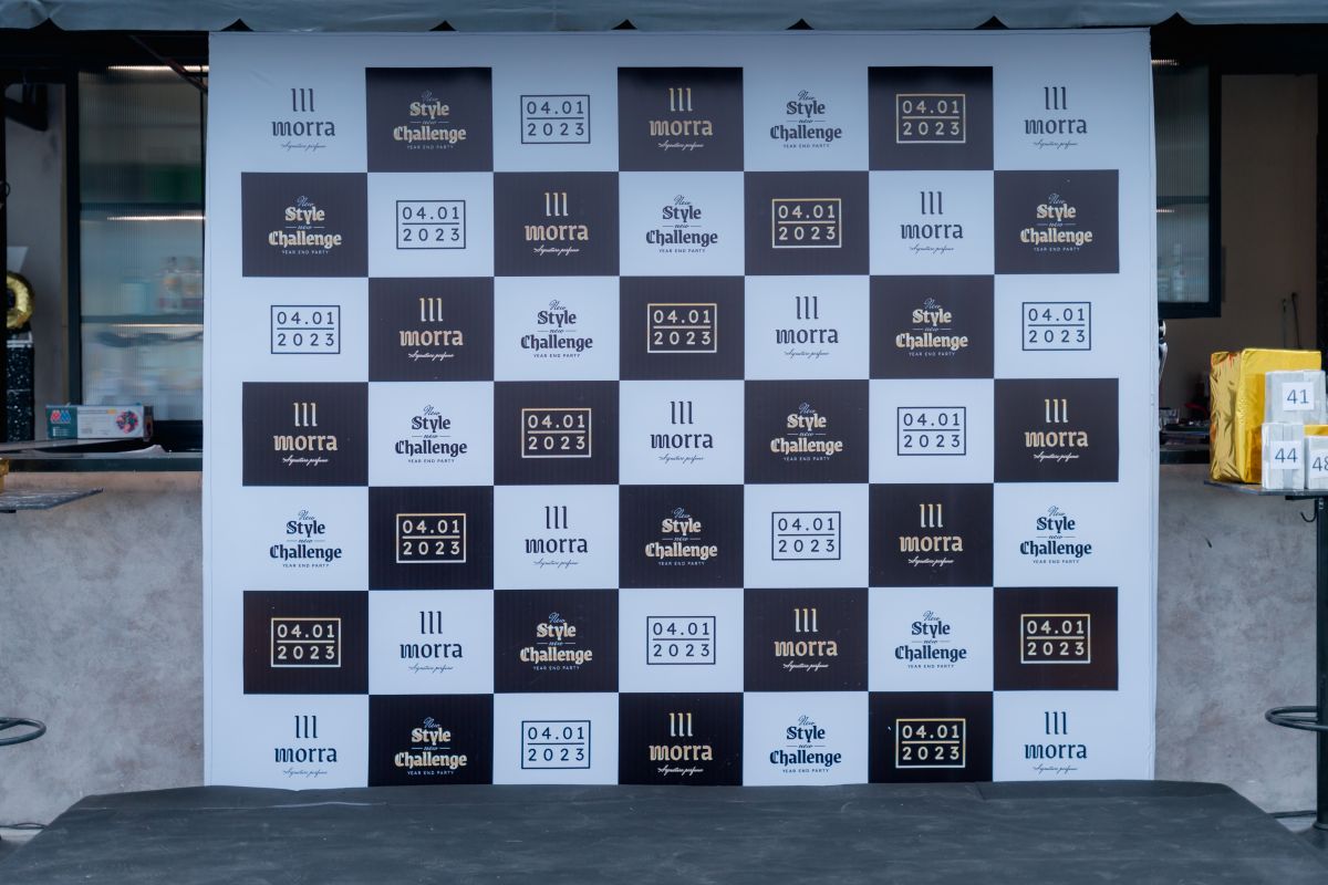 backdrop với tone màu đen và trắng thể hiện sự sang trọng trong buổi tiệc tất niên của Morra