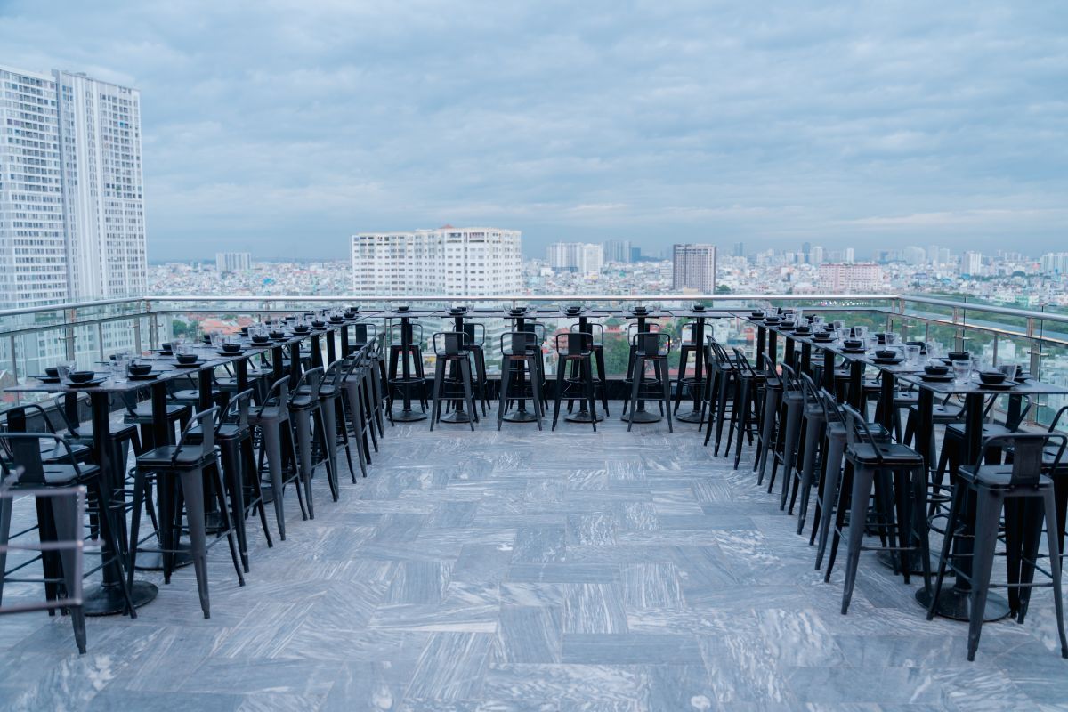 bàn ghế sắp xếp theo hình chữ U trên rooftop