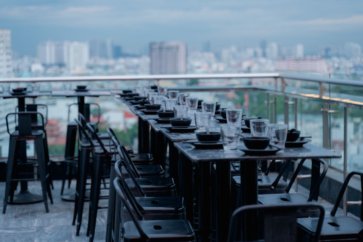 ly và chén được sắp xếp ngay ngắn và gọn gàng trên bàn