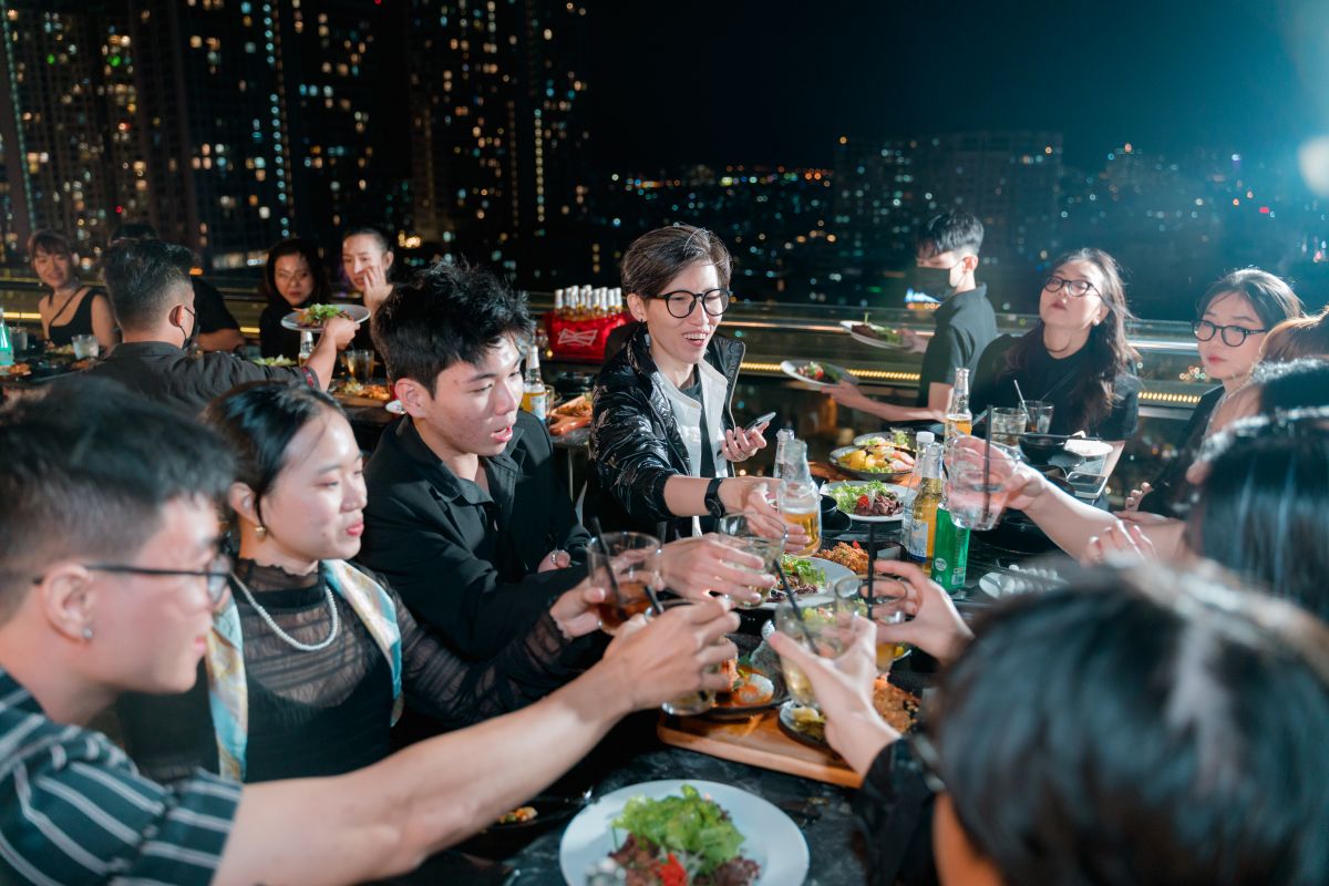 các nhân viên nâng ly chúc mừng trong đêm tiệc