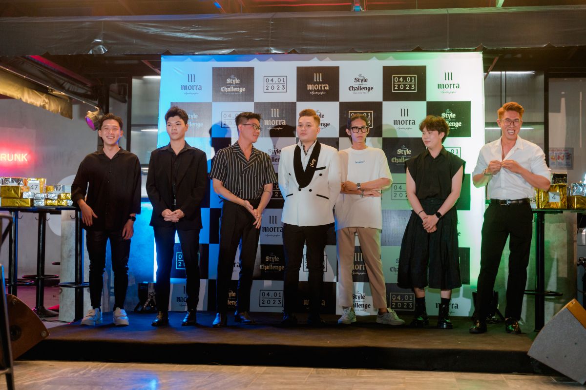 Các nhân viên nam trên sân khấu tham gia vào cuộc thi King & queen