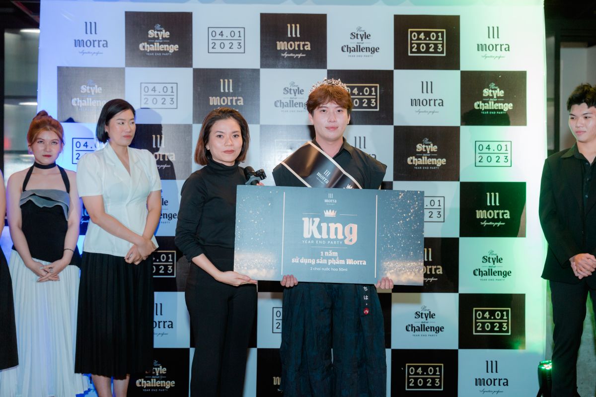 trao giải cho nhân viên nam đạt giả King & Qeen phần thưởng 1 năm sử dụng các sản phẩm của Morra