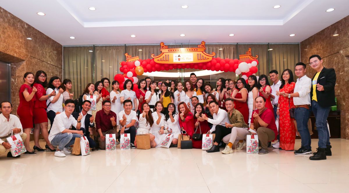 tập thể nhân viên Trung tâm tiếng Trung Ni Hao chụp hình kỷ niệm tại cổng chào