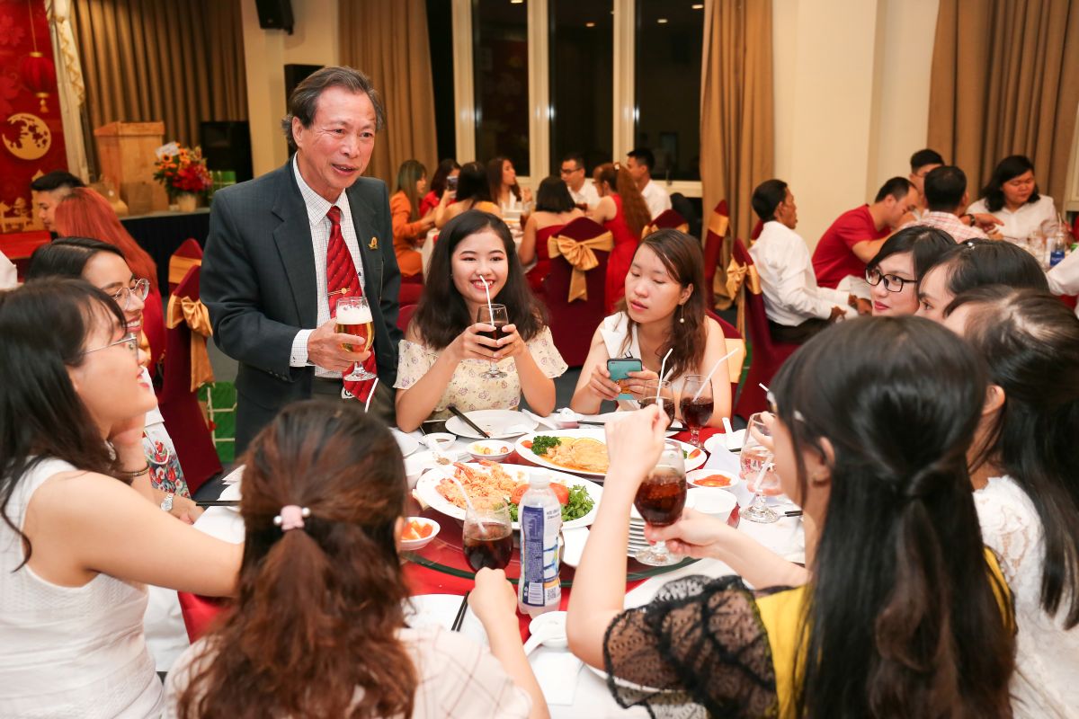 đại diện ban lãnh đạo cụng ly chúc mừng với các chị em phụ nữ trong công ty