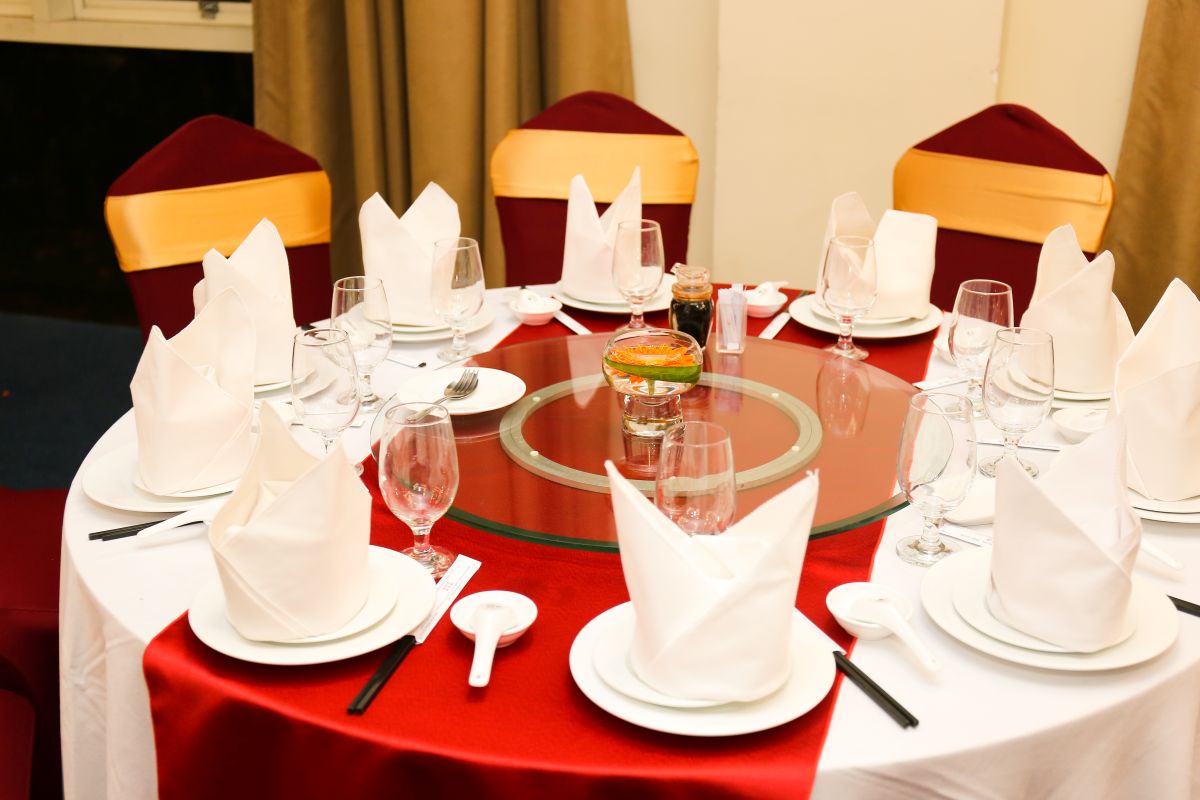 bàn tiệc được chuẩn bị chỉn chu 