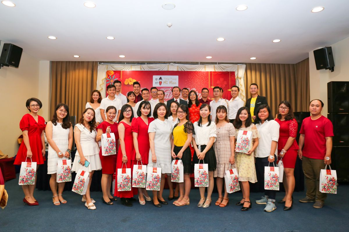 tập thể nhân sự Ni Hao check in trên sân khấu